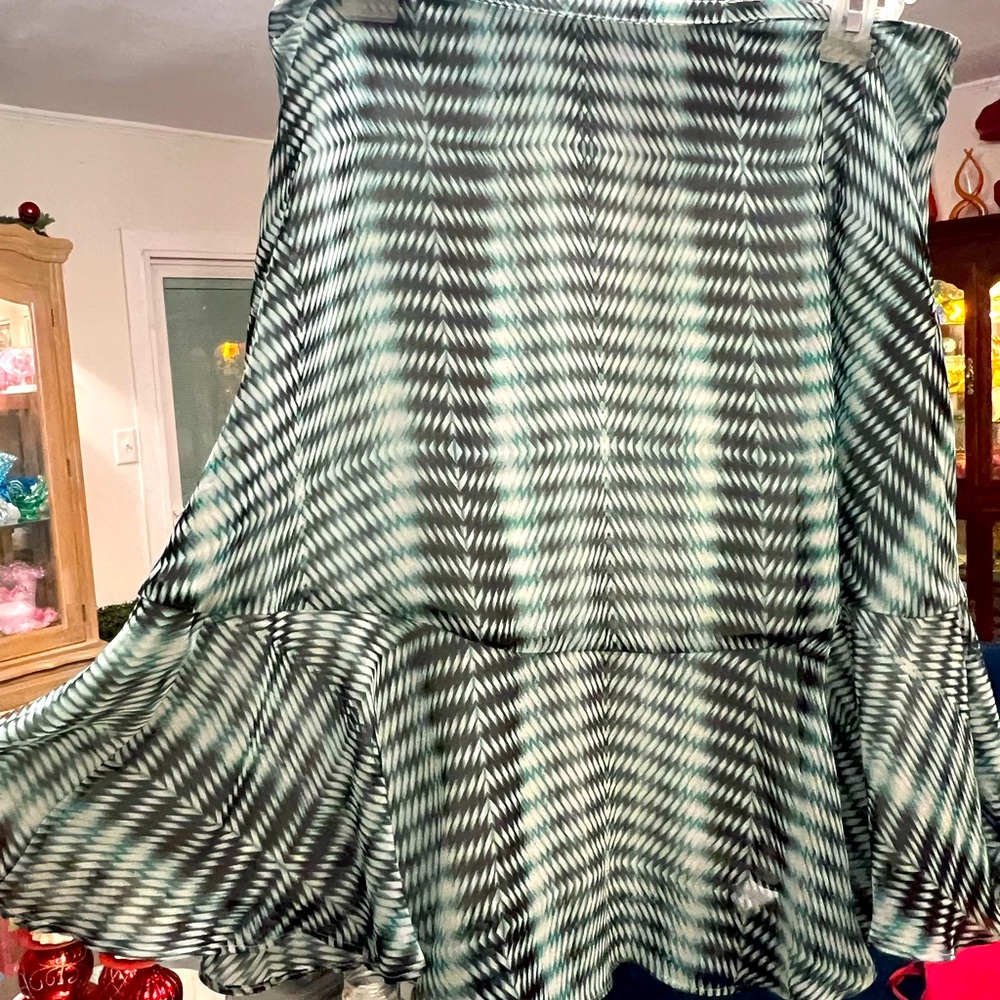 Worthington knee length skirt. 
Lovely pattern and flowy. Size 12
